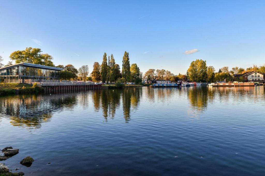 Lakeside Holiday Rentals - Delta Northampton Esterno foto